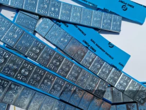 20230915_1326111-scaled-1-jpg.webp Contragreutati adezive 60g 5*5 extra banda albastra KING POINT